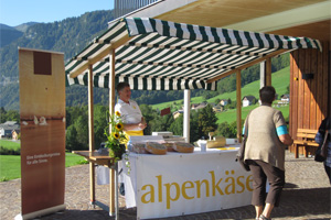 Einladung zur offiziellen Eröffnung der neuen alpenkäse bregenzerwald Sennerei in Bezau 2 Käseverkostung bei der Sennerei