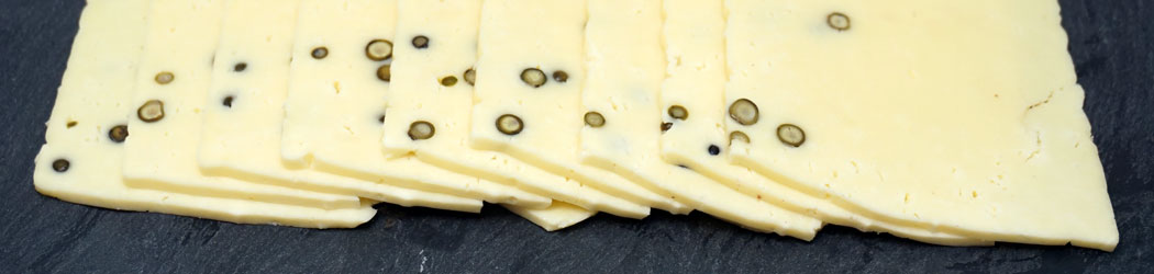 Raclette aus Heumilch mit Pfefferkörnern