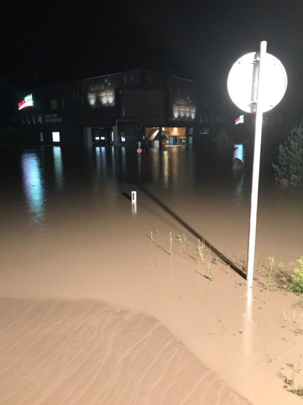 Wetter Wild Überschwemmung in Schnann