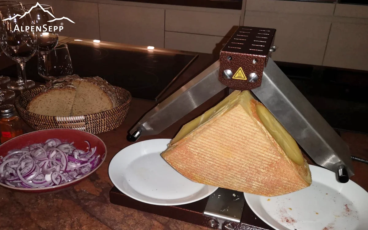 Louis Tellier Edelstahl Raclette Grill | Testbericht | der perfekte Raclette-Grill für authentischen Genuss zu Hause | für viertel und halbe Käselaibe 1 Louis Tellier Raclette Grill | Tischgerät für Zuhause mit Käselaib